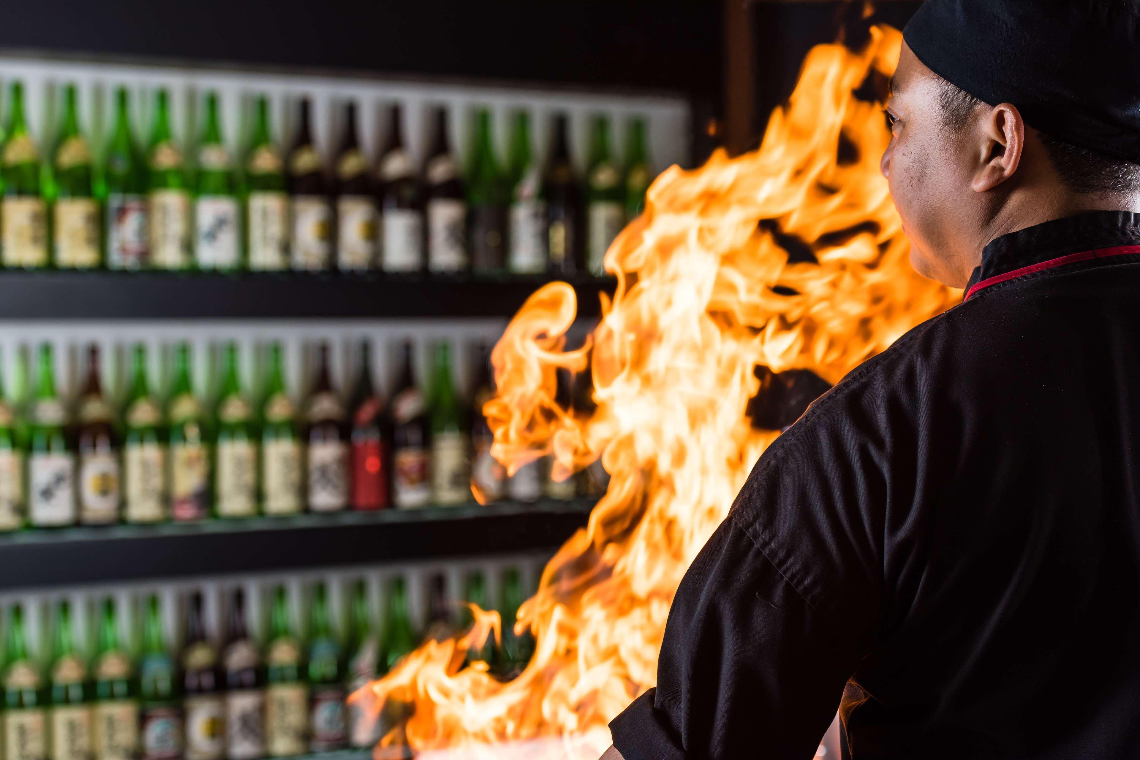 Jw Marriott Auckland Hotell Exteriör bild A chef flambées a drink