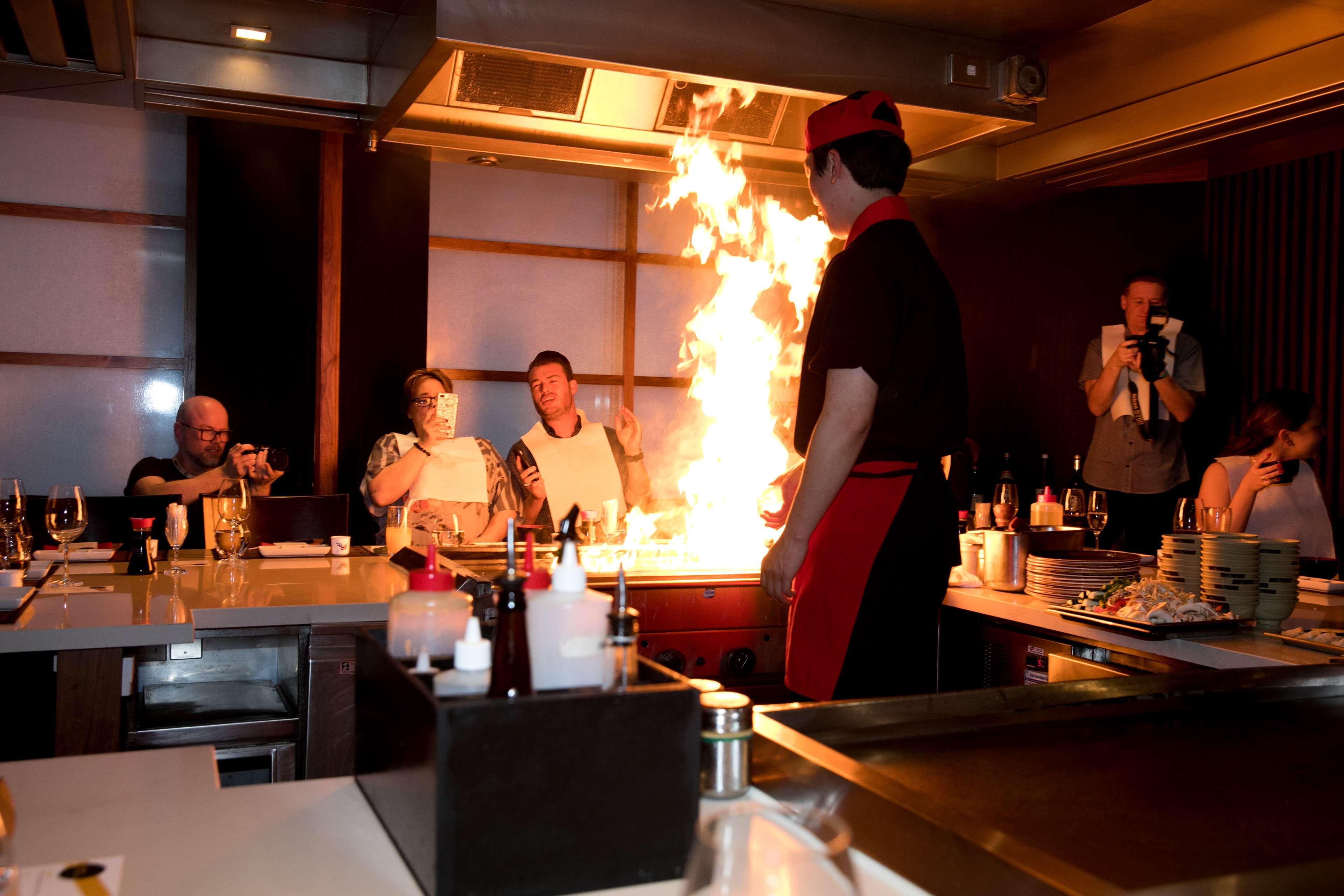 Jw Marriott Auckland Hotell Exteriör bild Teppanyaki cooking