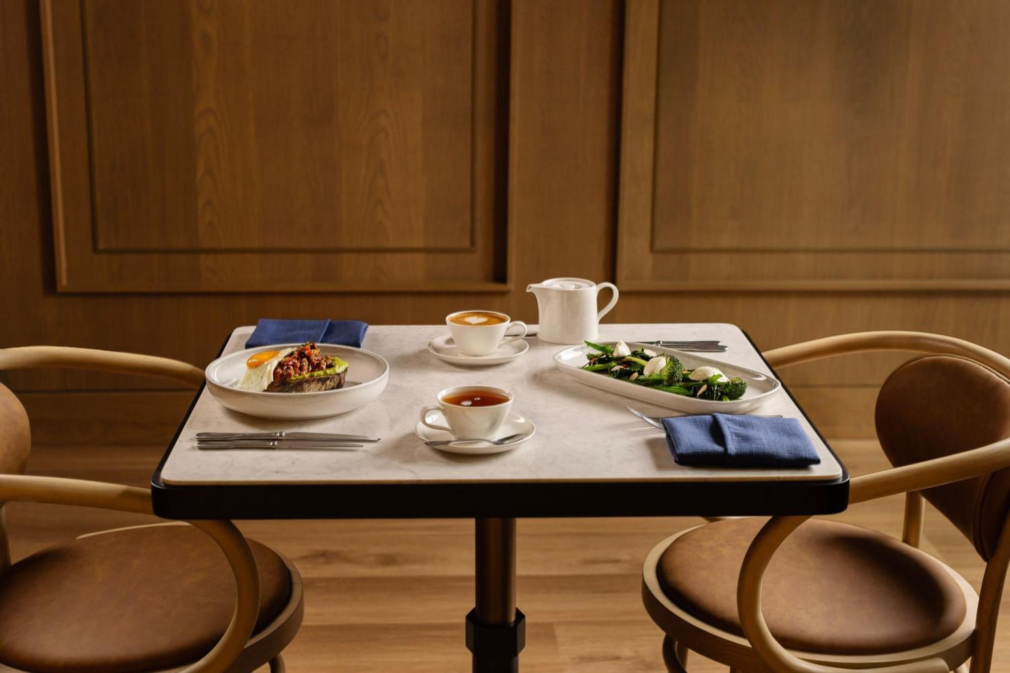 Jw Marriott Auckland Hotell Exteriör bild A table set for breakfast